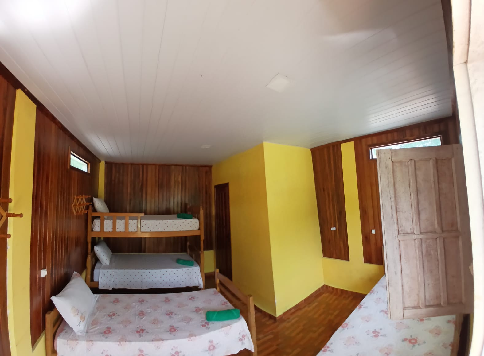 Quarto com beliche e cama de solteiro